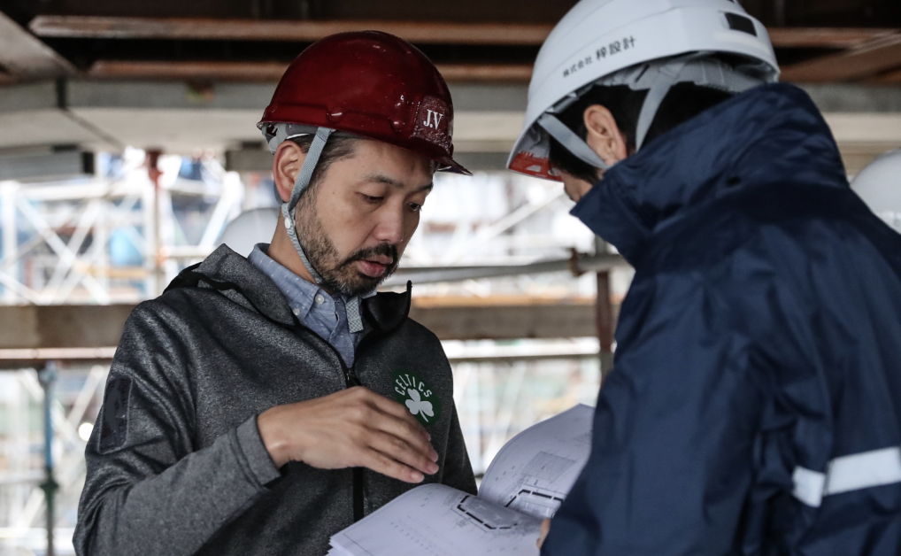沖縄アリーナ工事現場にて設計者との打合せの様子